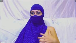 Arabian webcam whore in hijab dildoing deep her anus, gaping anal porno