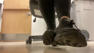 Ravensiryn I Seriously Need A Foot Slave To Keep Under My Desk At Work xxx onlyfans porn videos