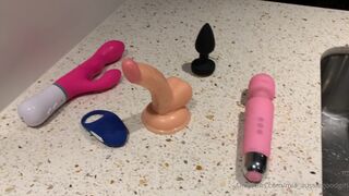 Mia_aussiegoodgirl WHAT AM I HAVING FOR DINNER Which one of my toys will i treat myself w/ Guess which xxx onlyfans porn videos