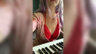 Creamsandwich here s me playing the piano & a surprise later tonight xxx onlyfans porn videos